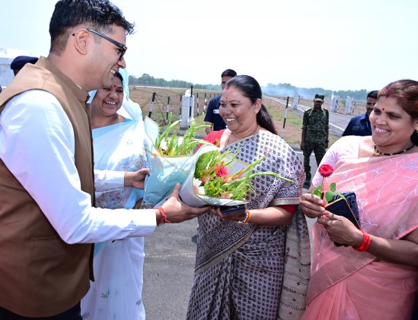 जिले की प्रभारी मंत्री एवं  वित्त मंत्री  श्री ओपी चौधरी का जशपुर आगडीह हवाई अड्डे में किया गया आत्मीय स्वागत