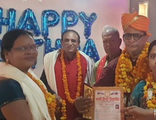 राष्ट्रीय ख्याति प्राप्त कबीर भजन,लोक गीत,आकाशवाणी दूरदर्शन फिल्म कलाकार बिलासपुर निवासी नवल दास एवं श्रीमती अनुसुईया मानिकपुरी को वाराणसी काशी विद्यापीठ विश्विविद्यालय बनारस ने दी डॉ की उपाधि समाज में खुशी का माहौल