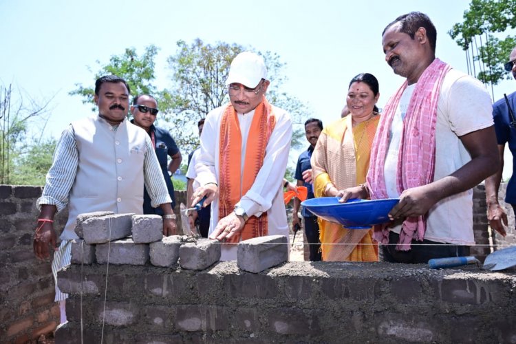 बैंसामुड़ा में सीएम विष्णुदेव साय ने पीएम आवास निर्माण के निरीक्षण में ईंट जोड़कर श्रमदान करते हुए किया प्रेरित,,