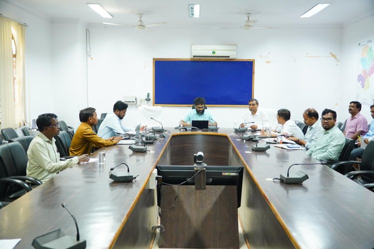 कलेक्टर श्री रोहित व्यास ने ग्राम पंचायतों में संचालित विकास योजनाओं की समीक्षा करते हुये शासकीय संपतियों को नुकसान पहुँचाने वालों पर नियमानुसार सख्त कानूनी कार्यवाही करने दिये निर्देश