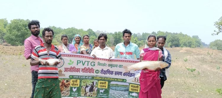 कलेक्टर रोहित व्यास के निर्देश पर कहाँ बिरहोर समुदाय को आर्थिक रूप से शशक्त बनाने मुर्गी पालन,मछली पालन का विशेष प्रशिक्षण आधुनिक वैज्ञानिक विधि सिखाया गया