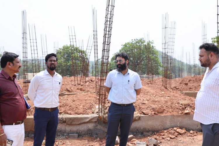 कलेक्टर रोहित व्यास ने      फरसाबहार में निर्माणाधीन विद्यालय, छात्रावास एवं निर्मित शासकीय आवासों का निरीक्षण कर गुणवत्ता वा समय सीमा में कार्य पूर्ण करने शख्त निर्देश दिये