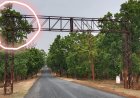 साहीडांड के पास मुख्य सड़क पर लटका भारी भरकम लोहे का गेट बना खतरे का कारण हर पल मंडरा रहा है दुर्घटना का खतरा