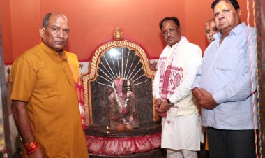 मुख्यमंत्री श्री विष्णुदेव साय ने ग्राम रनपुर के श्री गणेश भगवान मंदिर में की पूजा अर्चना,प्रदेश की सुख समृद्धि शांति और खुशहाली की कामना की