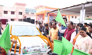 मुख्यमंत्री श्री विष्णु देव साय ने कुनकुरी से महिला कृषकों के दल को हरी झंडी दिखाकर रायपुर के लिए किया रवाना, आधुनिक कृषि तकनीक से जुड़ेंगी ग्रामीण महिलाएं।