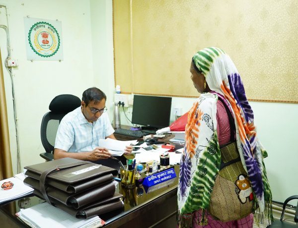 अपर कलेक्टर प्रदीप साहू ने जनदर्शन में सुनी आमजनों की समस्याएं, अधिकारियों को समयबद्ध एवं पारदर्शी निराकरण के दिये निर्देश