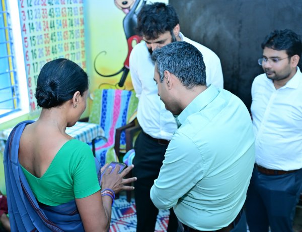 चापाटोली मॉडल आंगनबाड़ी का निरीक्षण, तकनीक और शिक्षा के संगम से खुश हुए प्रभारी सचिव अंकित आनंद