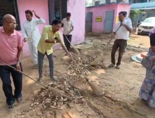 अंतराष्ट्रीय योग दिवस पर चला स्वच्छता महाभियान, जनप्रतिनिधियों ने संभाली कमान,"स्वच्छ परिसर,स्वस्थ जीवन" का संदेश लेकर निकले जनप्रतिनिधि, आमजन से की स्वच्छता अपनाने की अपील