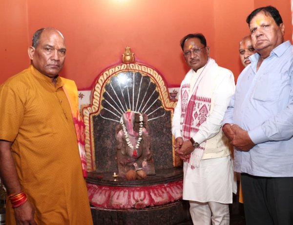 मुख्यमंत्री श्री विष्णुदेव साय ने ग्राम रनपुर के श्री गणेश भगवान मंदिर में की पूजा अर्चना,प्रदेश की सुख समृद्धि शांति और खुशहाली की कामना की
