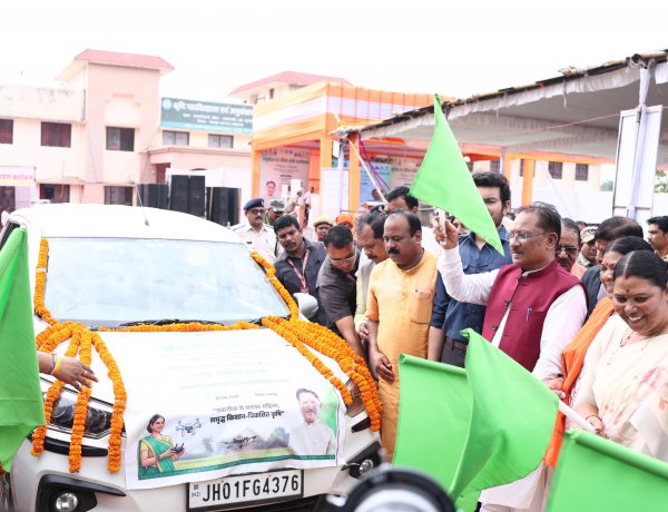 मुख्यमंत्री श्री विष्णु देव साय ने कुनकुरी से महिला कृषकों के दल को हरी झंडी दिखाकर रायपुर के लिए किया रवाना, आधुनिक कृषि तकनीक से जुड़ेंगी ग्रामीण महिलाएं।