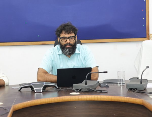 प्रधानमंत्री सूर्य घर मुफ्त बिजली योजना की समीक्षा, क्रियान्वयन में कलेक्टर रोहित व्यास ने तेजी लाने के दिये निर्देश