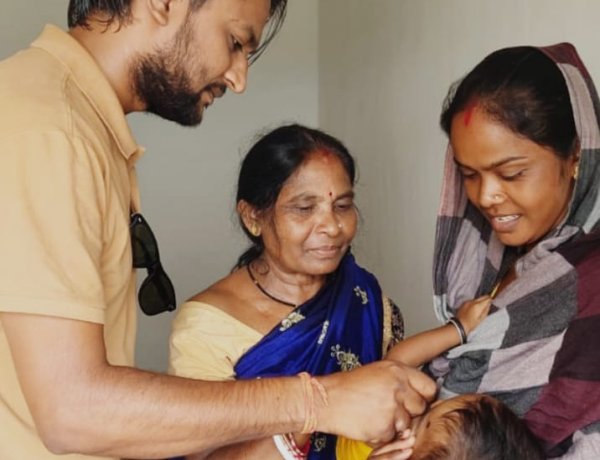 उपसरपंच अंकित गोयल ने बटईकेला में राष्ट्रीय सघन पल्स पोलियो अभियान का किया शुभारंभ, बच्चों को पिलाई 'दो बूंद जिंदगी की'
