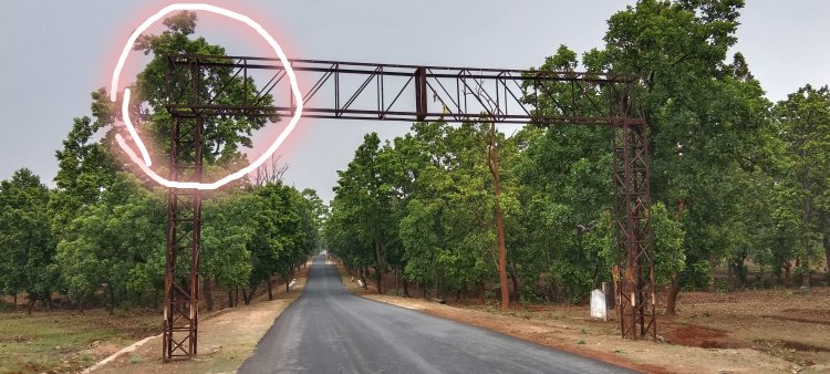 साहीडांड के पास मुख्य सड़क पर लटका भारी भरकम लोहे का गेट बना खतरे का कारण हर पल मंडरा रहा है दुर्घटना का खतरा