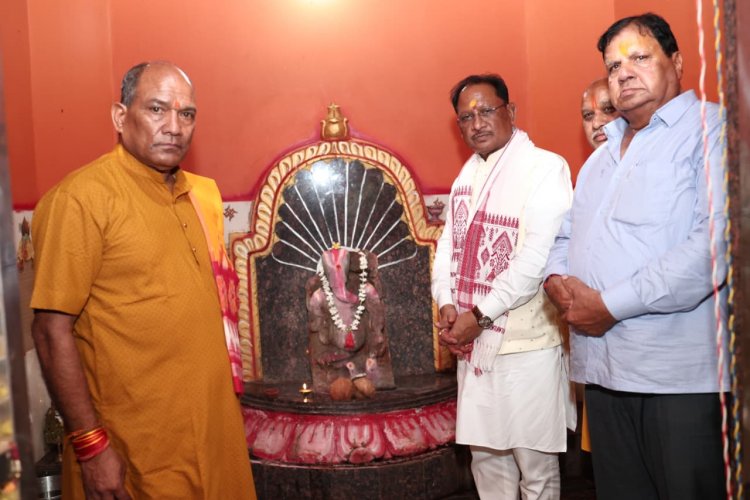 मुख्यमंत्री श्री विष्णुदेव साय ने ग्राम रनपुर के श्री गणेश भगवान मंदिर में की पूजा अर्चना,प्रदेश की सुख समृद्धि शांति और खुशहाली की कामना की
