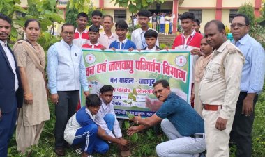 "माँ के नाम हर पौधा, हरियाली का जनआंदोलन बना जशपुर... विद्यार्थियों और जनप्रतिनिधियों ने लिया संरक्षण का संकल्प"