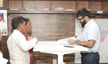 जनदर्शन में कलेक्टर रोहित व्यास ने सुनीं आमजन की समस्याएं, त्वरित समाधान के दिए निर्देश