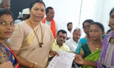 हक की लड़ाई तेज: आंगनबाड़ी सहायिकाओं ने विधायक गोमती साय को सौंपा मांग पत्र"