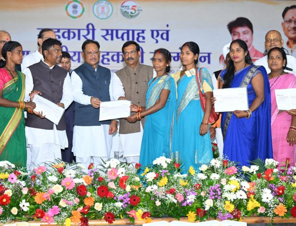 मुख्यमंत्री ने जशपुर की महिला स्व-सहायता समूह को किया सम्मानित, 36 लाख के उत्पादों की बिक्री बनी मिसाल
