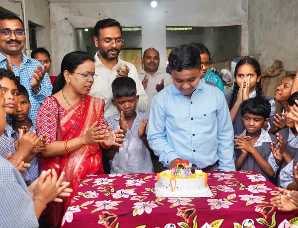 प्रखर के जन्मदिन पर दिव्यांग बच्चों को मिला स्वादिष्ट भोजन और उपहारों की सौगात