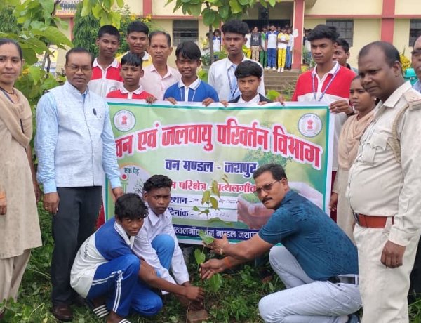 "माँ के नाम हर पौधा, हरियाली का जनआंदोलन बना जशपुर... विद्यार्थियों और जनप्रतिनिधियों ने लिया संरक्षण का संकल्प"