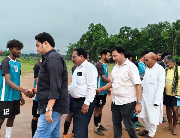 नारायणपुर में स्व. गोवर्धन बंग स्मृति फुटबॉल महासंग्राम का आगाज़, रोमांचक मुकाबलों में दोकड़ा और बच्छरांव की दमदार जीत