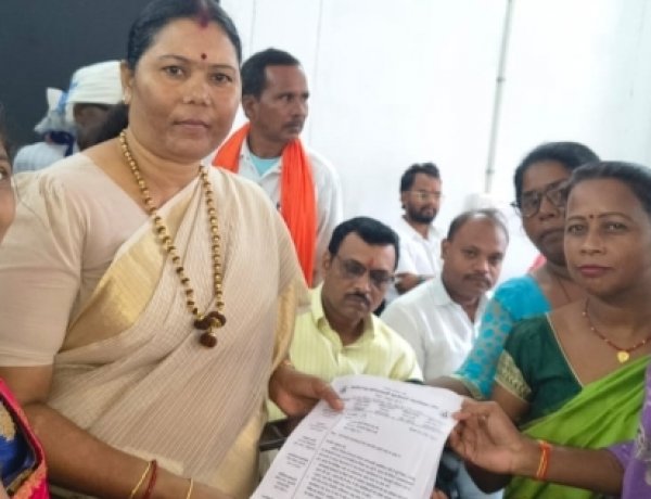 हक की लड़ाई तेज: आंगनबाड़ी सहायिकाओं ने विधायक गोमती साय को सौंपा मांग पत्र"
