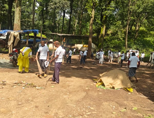 आस्था के संग स्वच्छता का संगम, खुड़िया रानी मंदिर परिसर में चला महाश्रमदान अभियान