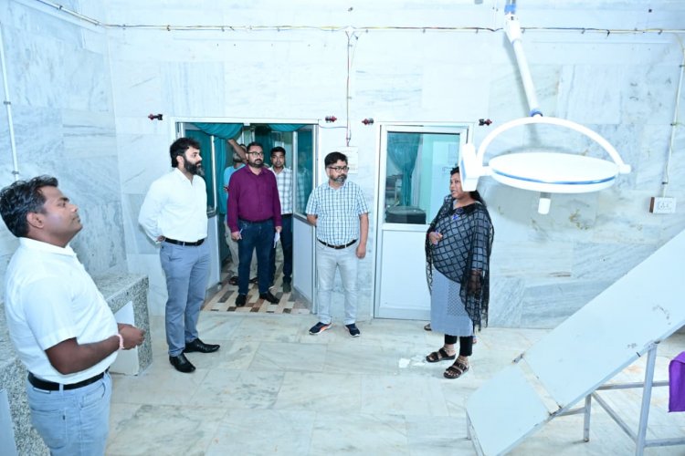 कांसाबेल अस्पताल में कलेक्टर का औचक निरीक्षण, बायोमेट्रिक हाजिरी और मरीजों की सुविधाओं पर सख्त निर्देश"