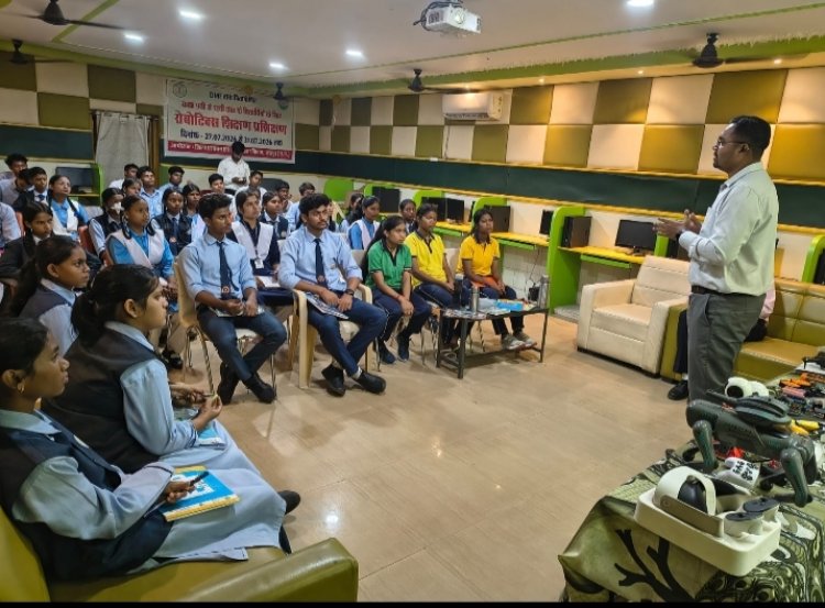 जशपुर में रोबोटिक्स की नई उड़ान: कलेक्टर रोहित व्यास की पहल पर 40 विद्यार्थियों के लिए 5 दिवसीय हाईटेक आवासीय प्रशिक्षण शुरू