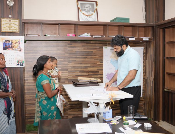 कलेक्टर श्री रोहित व्यास ने जनदर्शन मे सुनी आमजन की समस्याएं