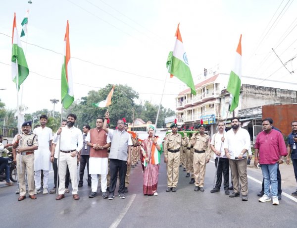 1700 फीट तिरंगे संग कुनकुरी में उमड़ा राष्ट्रप्रेम का सैलाब, 5 हजार से ज्यादा लोगों ने निकाली भव्य तिरंगा यात्रा
