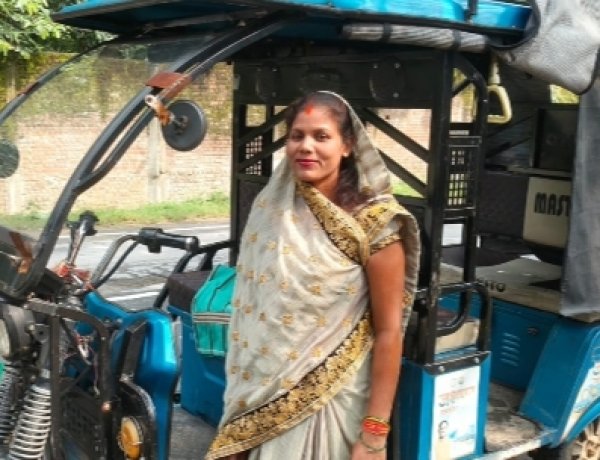 आर्थिक आजादी की मिसाल बनी संगीता, ई-रिक्शा ने बदली जिंदगी और बढ़ाया आत्मविश्वास