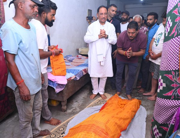 परमेश्वर साव के निधन पर मुख्यमंत्री विष्णुदेव साय ने जताया शोक, कुनकुरी पहुंचकर दी भावभीनी श्रद्धांजलि