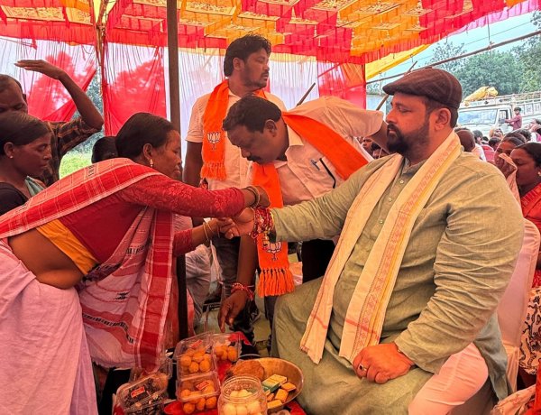 राखी के धागे में बंधा वर्षों पुराना अपनत्व, पहाड़ी कोरवा बहनों ने प्रबल प्रताप सिंह जूदेव को बांधा रक्षा सूत्र