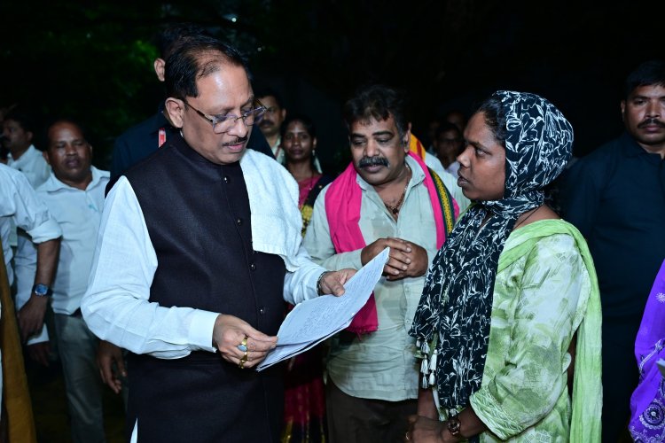 बगिया में मुख्यमंत्री साय से मिले आम लोग, खुलकर रखीं अपनी मांगें और समस्याएं , ,अधिकारियों को संवेदनशीलता के साथ निराकरण के दिए निर्देश