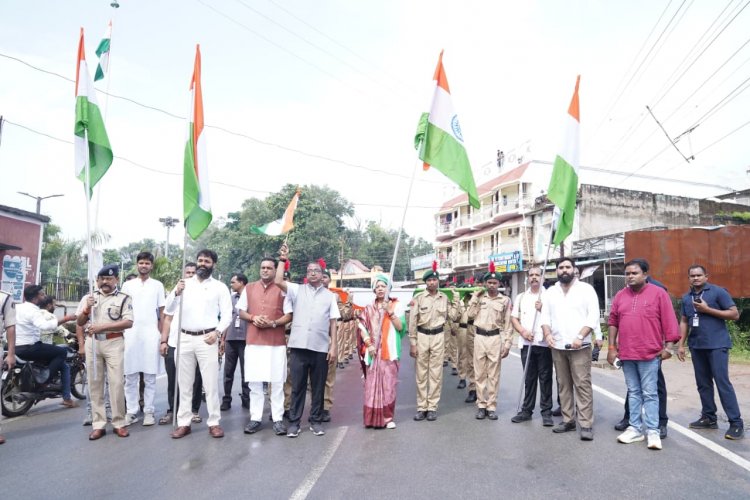 1700 फीट तिरंगे संग कुनकुरी में उमड़ा राष्ट्रप्रेम का सैलाब, 5 हजार से ज्यादा लोगों ने निकाली भव्य तिरंगा यात्रा