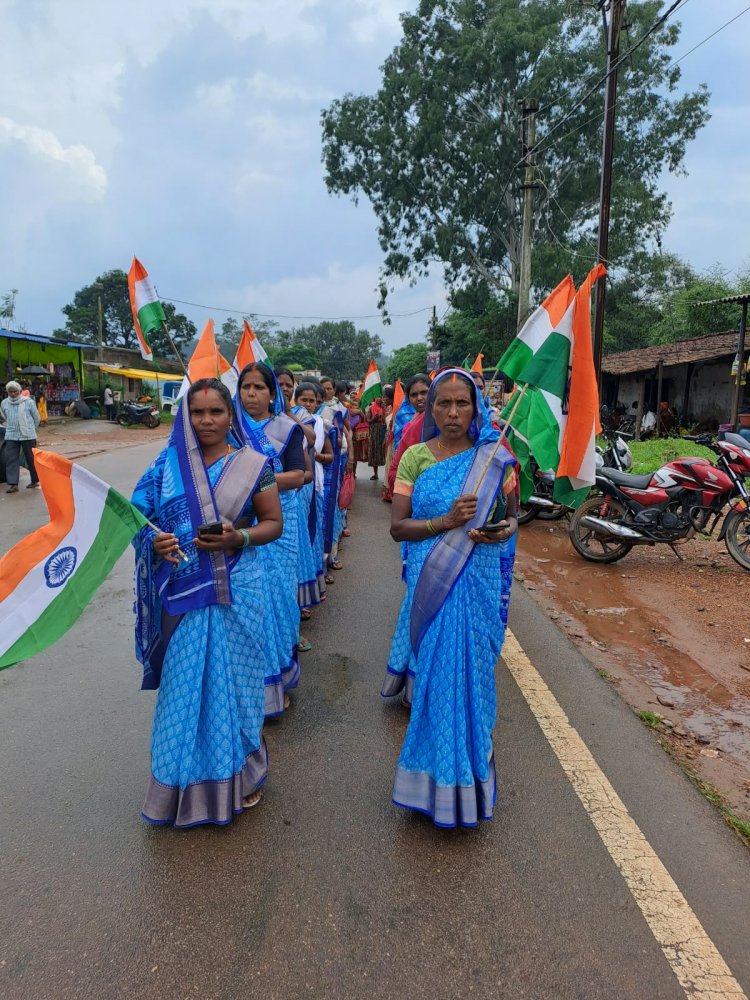 हर घर तिरंगा से गूंजा जशपुर, बिहान की महिलाओं ने लहराया तिरंगा