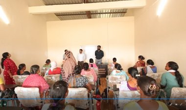 कलेक्टर ने घोलेंगे में वीवर्स ट्रेनिंग एंड एंटरप्रेन्योरशिप डेवलपमेंट सेंटर का किया निरीक्षण