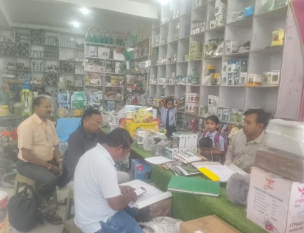 किसानों को गुणवत्तापूर्ण कृषि आदान दिलाने सख्त हुआ विभाग, मनोरा में दो दुकानों पर कार्रवाई