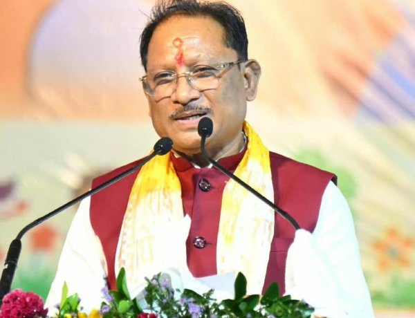 ग, रंगमंच की सौगात के साथ हाई मास्ट लाइट से जगमगाया दुर्गा पूजा स्थल”**