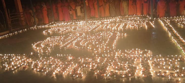 3100 आशीर्वाद के दीपों से जगमगाया साहीडांड पीएम मोदी के 75वें जन्मदिवस पर माताओं-बहनों ने भगवामय होकर की दीर्घायु की कामना