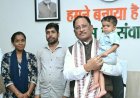 रिमोन को गोद में लेकर दुलारते हुए CM साय बोले—‘इसके स्वास्थ्य की चिंता करना हमारी भी जिम्मेदारी’