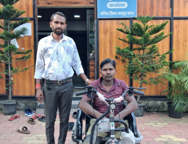 बगिया कैंप कार्यालय में तत्काल मदद, बिंदे राम को मिली बैटरी चलित ट्राईसाइकिल; मुख्यमंत्री विष्णुदेव साय का जताया आभार