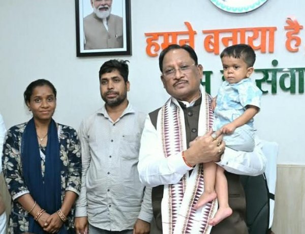 रिमोन को गोद में लेकर दुलारते हुए CM साय बोले—‘इसके स्वास्थ्य की चिंता करना हमारी भी जिम्मेदारी’