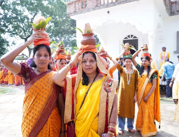 बंदरचूआ में भक्ति का उल्लास, मां दुर्गा की अगवानी में निकली भव्य कलश यात्रा; कौशल्या साय हुईं शामिल