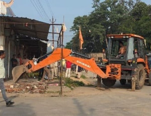 सुव्यवस्थित सड़कें, सुरक्षित आवागमन और बेहतर पार्किंग की दिशा में पहल, भविष्य की सुविधाओं को ध्यान में रखकर प्रशासन जुटा निर्माण कार्य में