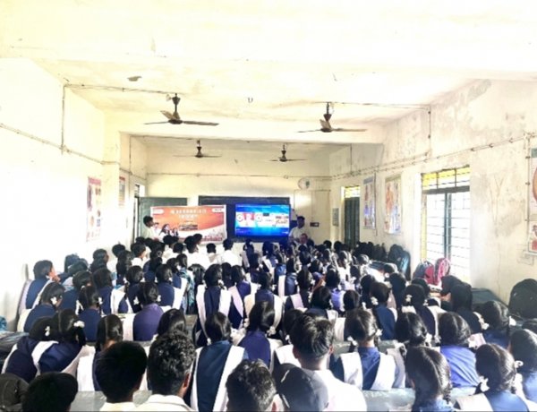 नशे को ना, उज्ज्वल भविष्य को हां! बरगांव में नेबरहुड यूथ पार्लियामेंट के जरिए जागरूक हुए विद्यार्थी