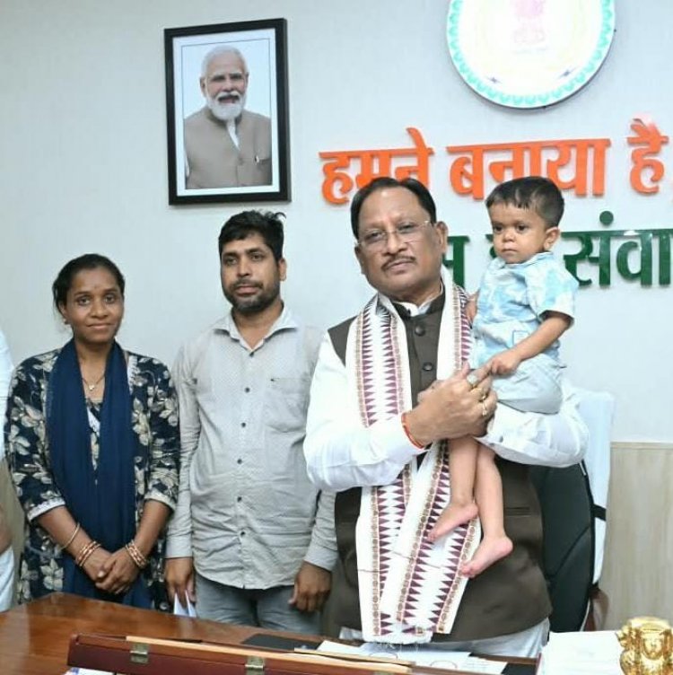 रिमोन को गोद में लेकर दुलारते हुए CM साय बोले—‘इसके स्वास्थ्य की चिंता करना हमारी भी जिम्मेदारी’