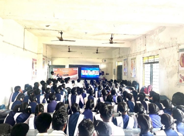 नशे को ना, उज्ज्वल भविष्य को हां! बरगांव में नेबरहुड यूथ पार्लियामेंट के जरिए जागरूक हुए विद्यार्थी